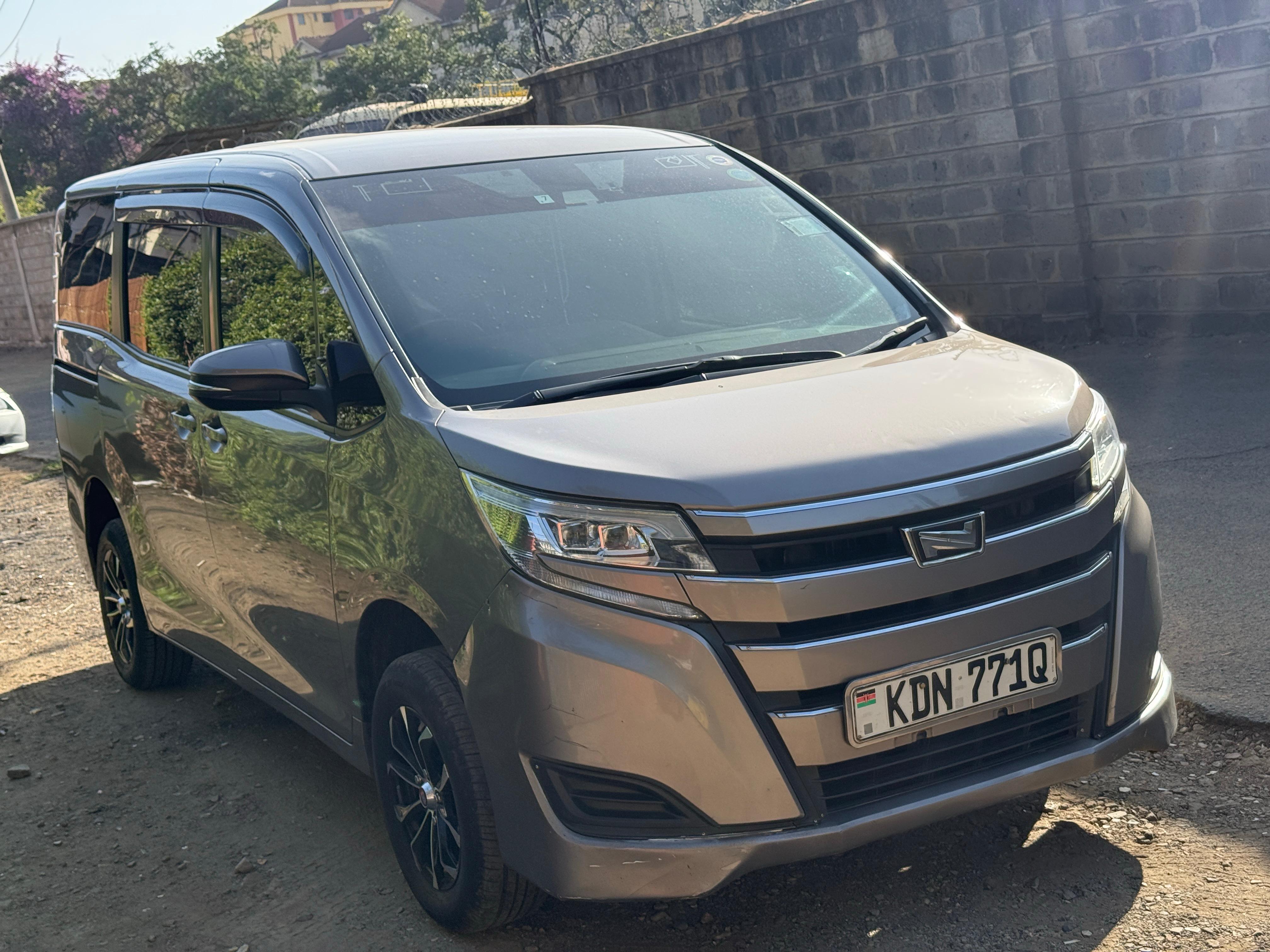 TOYOTA NOAH