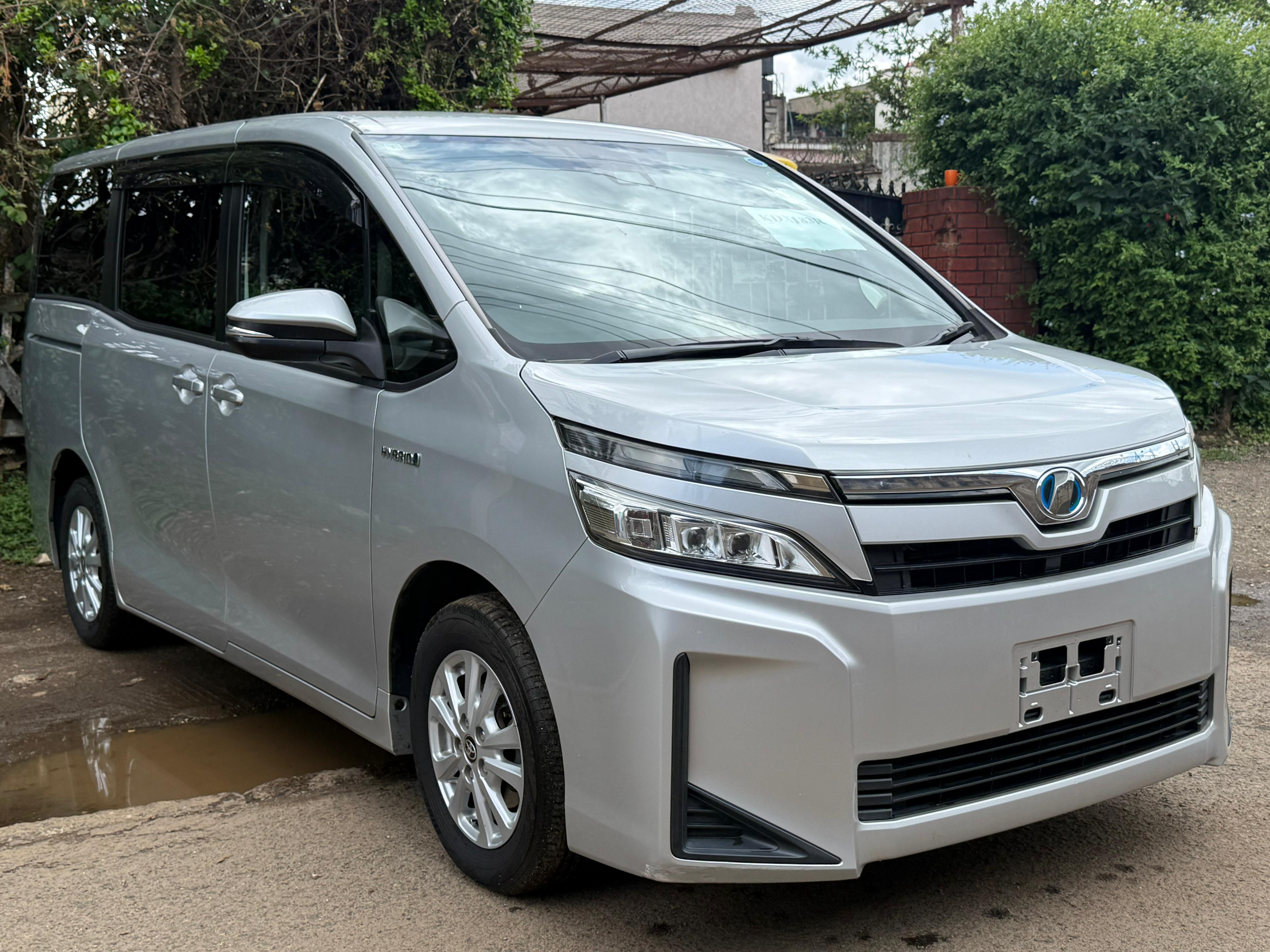 TOYOTA VOXY (hybrid)