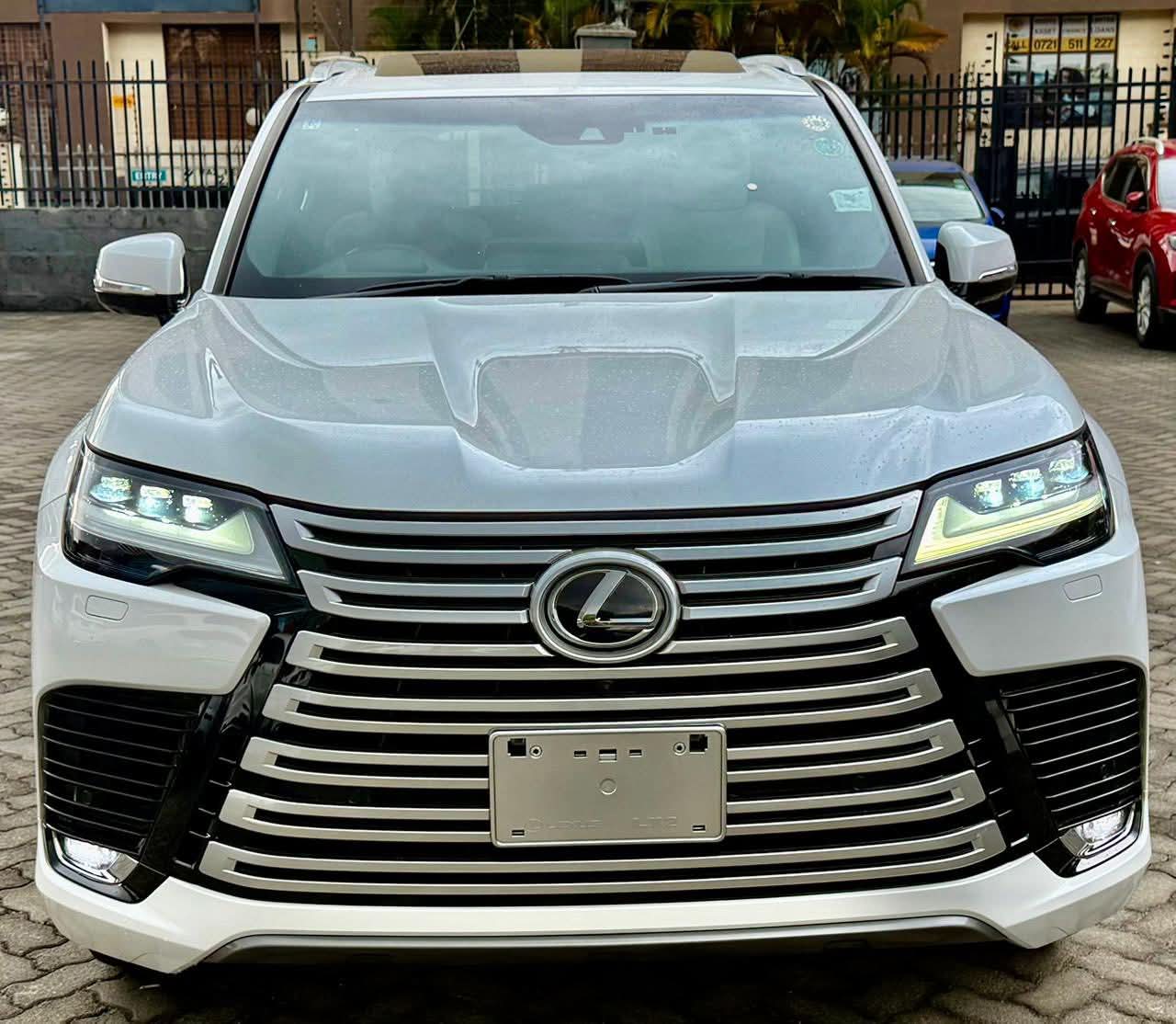 LEXUS LX600