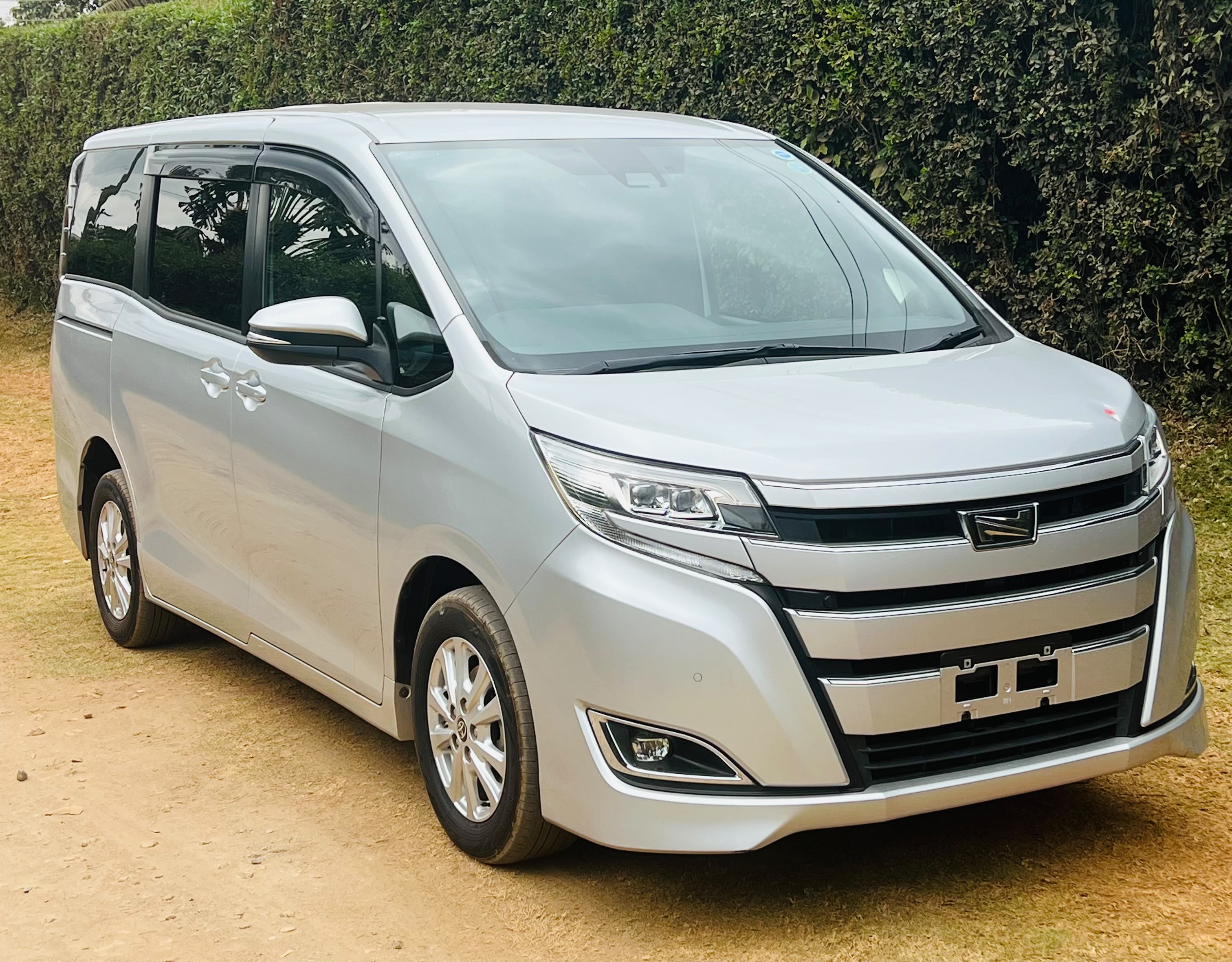 TOYOTA NOAH